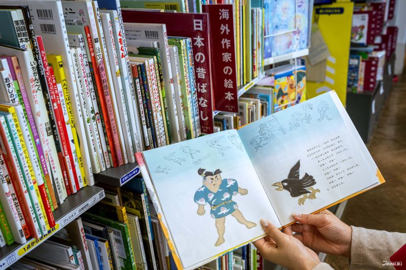 มุมหนังสือภาพในร้าน BOOK OFF สาขาอาคารสถานีรถไฟซันโจ เกียวโต