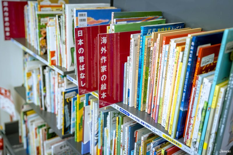 มุมหนังสือภาพในร้าน BOOK OFF สาขาอาคารสถานีรถไฟซันโจ เกียวโต