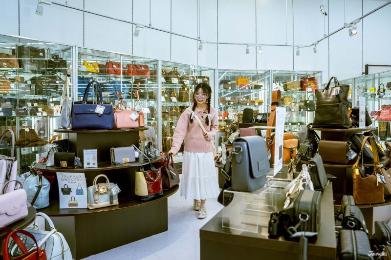 โซนสินค้าและกระเป๋าแบรนด์เนมวางจำหน่ายภายในร้าน BOOKOFF SUPER BAZAAR สาขาหมายเลข 1 เกียวโต ฟูชิมิ