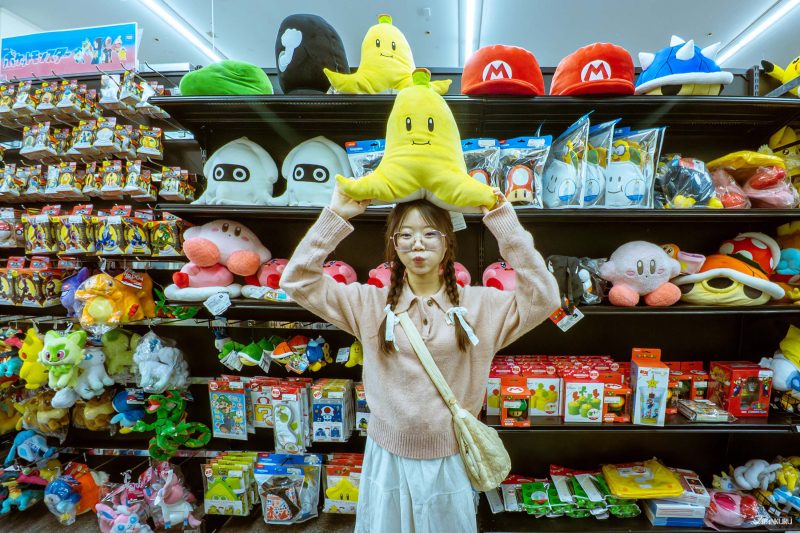 โซนของเล่นและฟิกเกอร์ ภายในร้าน BOOKOFF SUPER BAZAAR สาขาหมายเลข 1 เกียวโต ฟูชิมิ