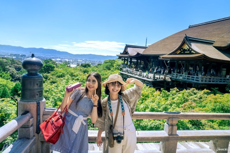 นักท่องเที่ยวโพสต์ท่าถ่ายรูปที่วัดคิโยมิสึเดระ(วัดน้ำใส)