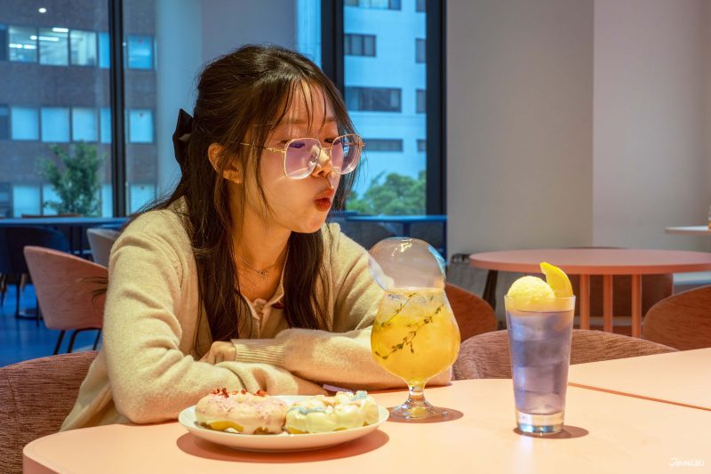 원더리아 카페의 시그니처 도넛과 음료