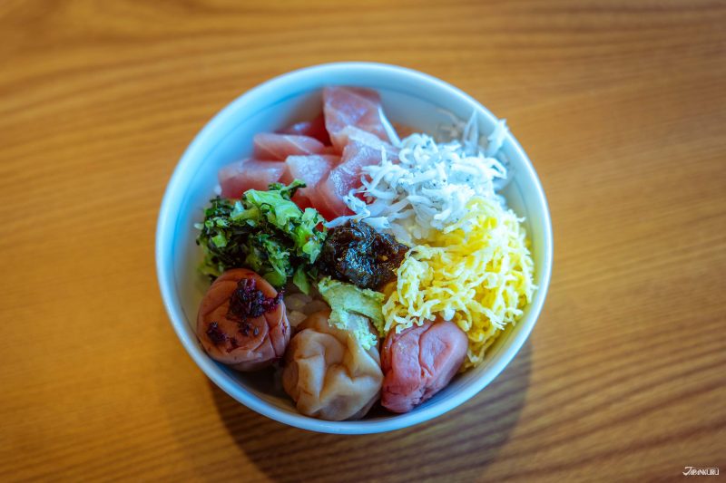 시라스와 참치를 올려 만드는 기슈식 해산물 덮밥