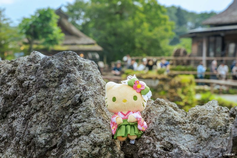 บรรยากาศหมู่บ้านน้ำใส Oshino Hakkai กับพวงกุญแจ hello kitty