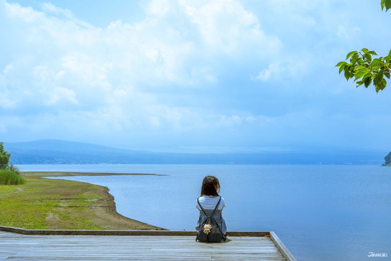 นักท่องเที่ยวถ่ายรูปกับวิวทะเลสาบยามานากะ