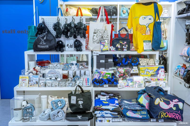 สินค้า Snoopy วางจำหน่ายด้านในร้าน Kiddy land สาขาชินจูกุ