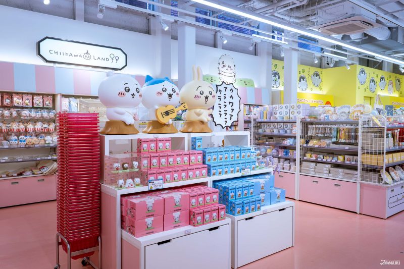 สินค้า Chiikawa วางจำหน่ายด้านในร้าน Kiddy land สาขาชินจูกุ