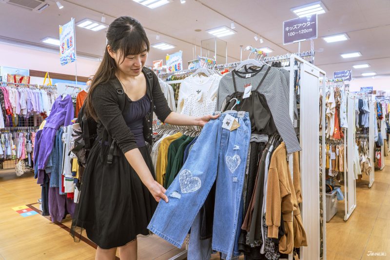 คุณแม่กำลังเลือกเสื้อผ้าที่ร้าน Birthday สาขา Saitama Shintoshin 