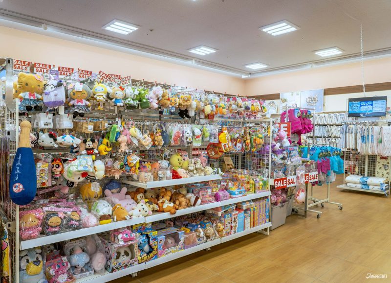 โซนสินค้าคอลแลปกับ Disney, Sanrio, Pokémon รวมถึงคาแรกเตอร์ชื่อดังในญี่ปุ่น