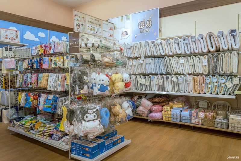 โซนสินค้าคอลแลปกับ Disney, Sanrio, Pokémon รวมถึงคาแรกเตอร์ชื่อดังในญี่ปุ่น