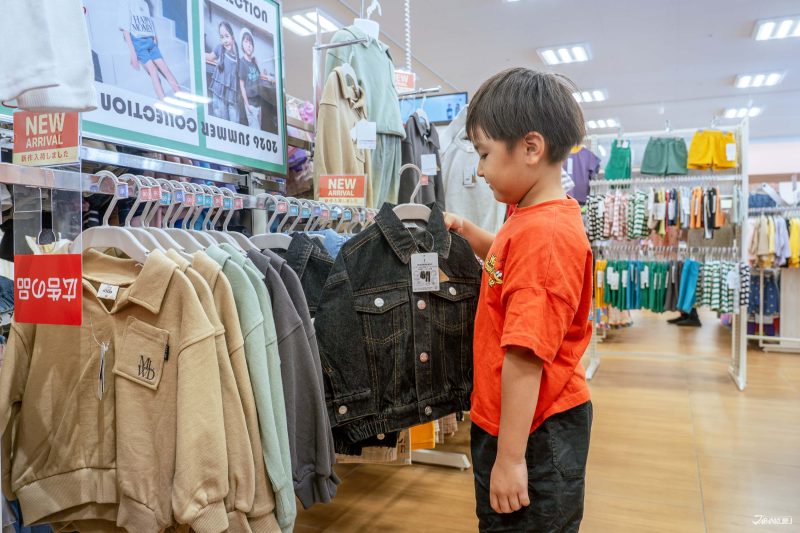 เด็กผู้ชายกำลังเลือกเสื้อผ้าแบรนด์ MY LITTLE WONDER หนึ่งในแบรนด์เสื้อผ้าออริจินอลของ Birthday 