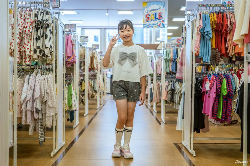 นางแบบเด็กลองใส่เสื้อผ้าของร้าน Birthday