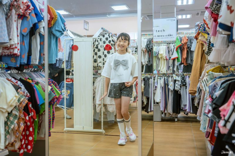 นางแบบเด็กลองใส่เสื้อผ้าของร้าน Birthday