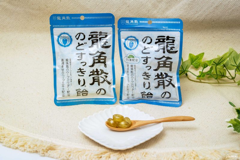 ความแตกต่างของแพ็กเกจ Ryukakusan Herbal Throat Candy 100g ที่มีใบโลควอตและไม่มีใบโลควอต