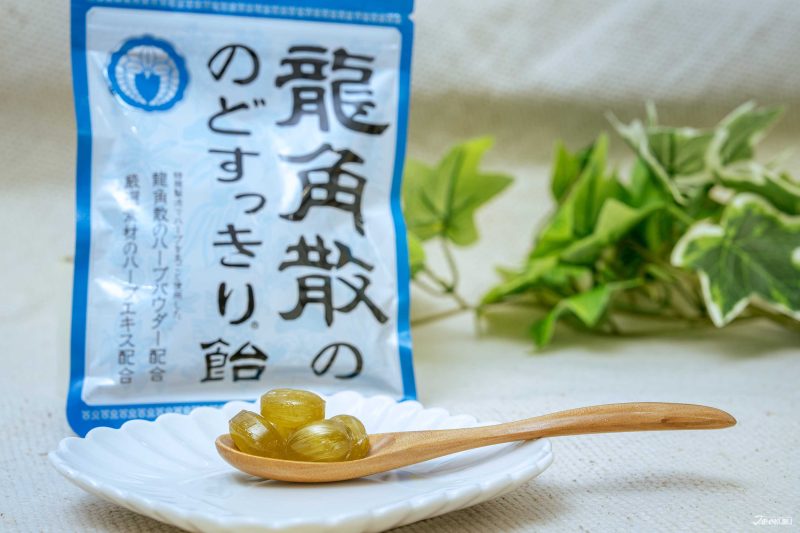 ลูกอมดูแลลำคอ Ryukakusan Herbal Throat Candy 88g แพ็กแกจและเม็ดอมด้านใน