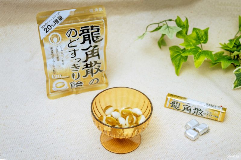ลูกอมดูแลลำคอ Ryukakusan Herbal Throat Candy Milk Flavor 88g แพ็กแกจและเม็ดอมด้านใน