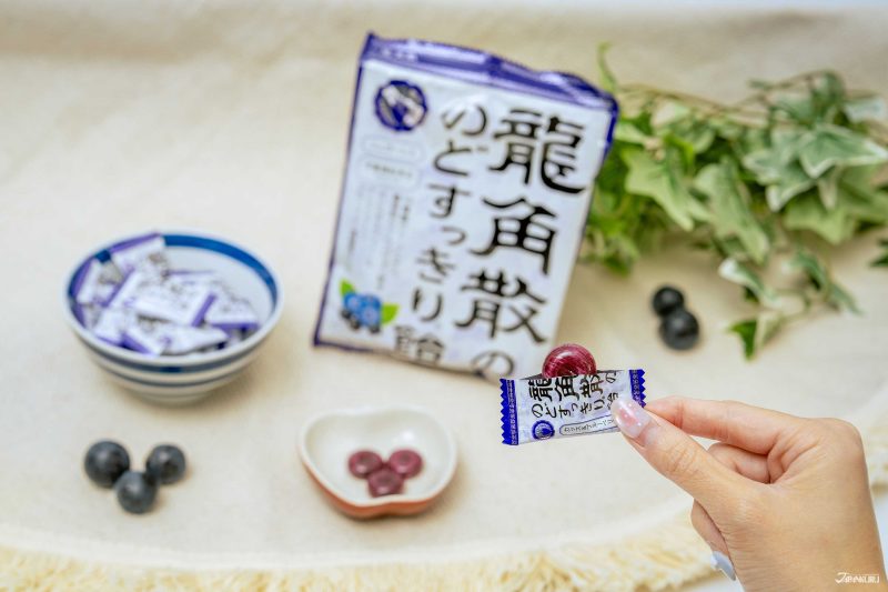 ลูกอมดูแลลำคอ Ryukakusan Herbal Sugar Free Throat Candy Blackcurrant & Blueberry Flavor