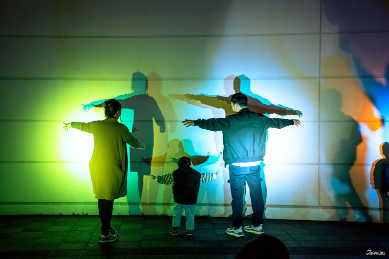 ครอบครัวสนุกกับการเล่นแสงและเงาที่โซน Color Shadow